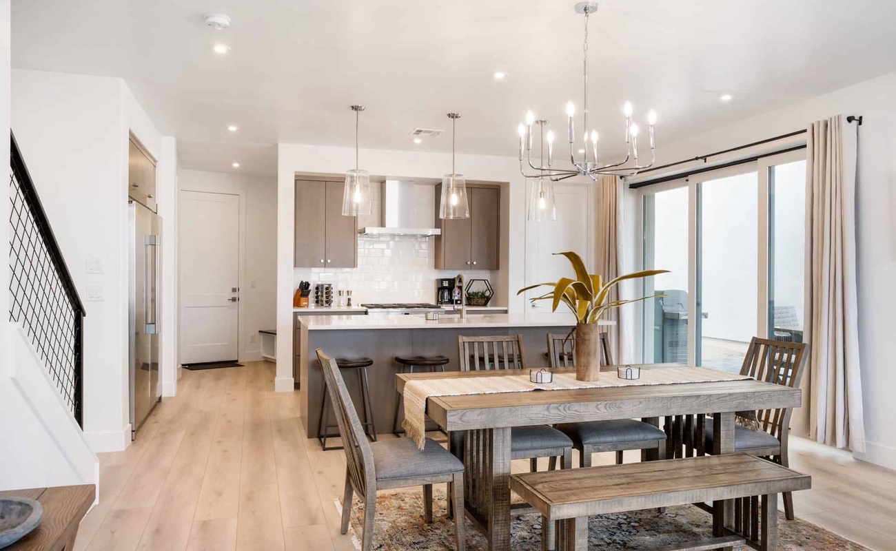 Dining Area and Fully Equipped Kitchen