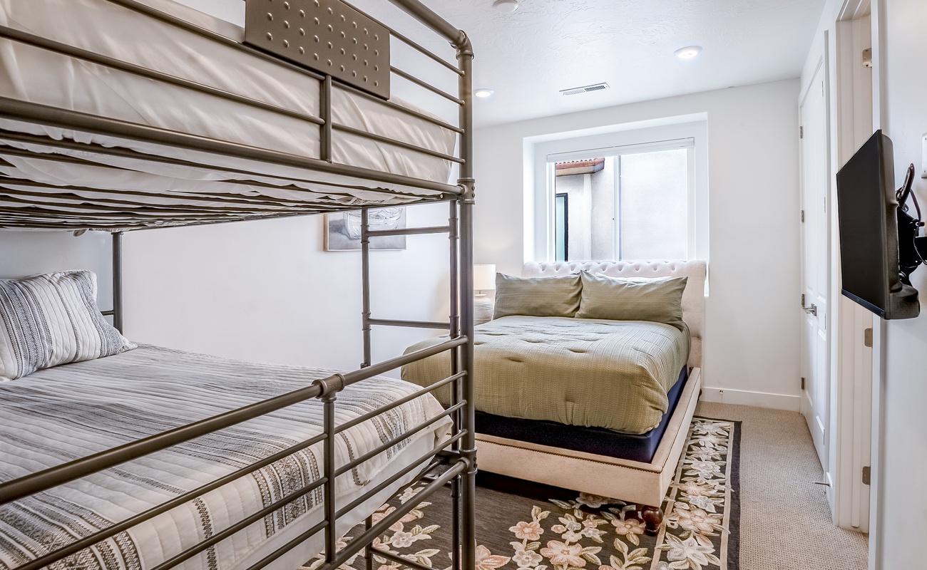 Queen, Twin/Twin/Twin Bunk Room