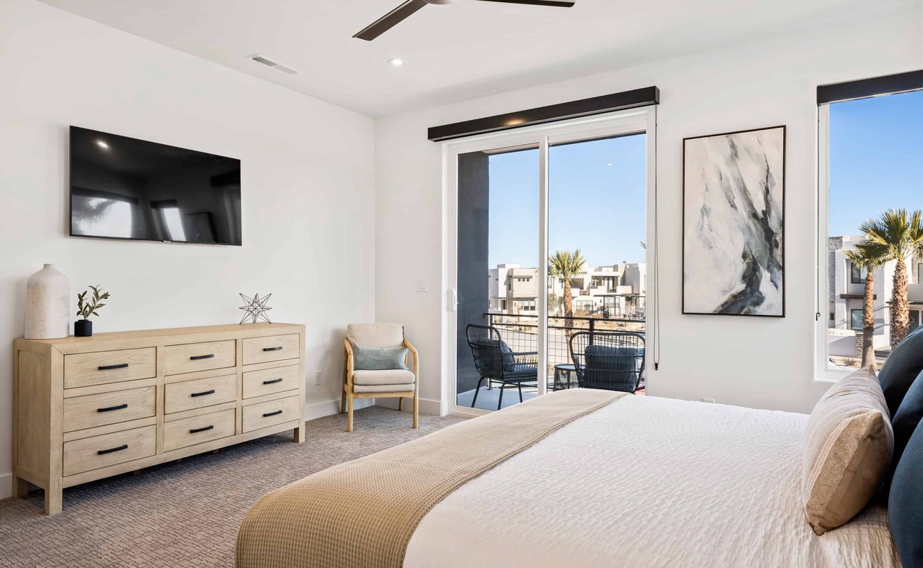 King Bed / Attached Bath