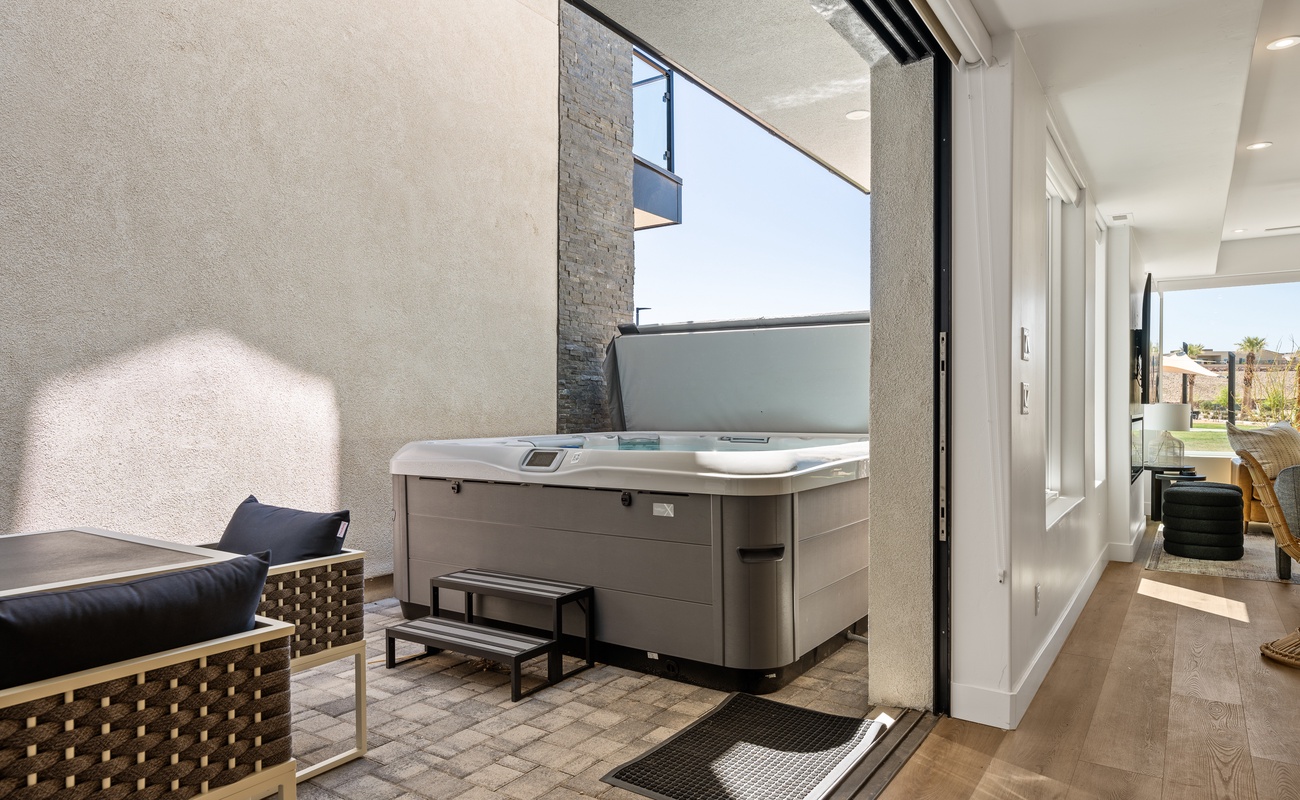 Outdoor Patio - Hot Tub