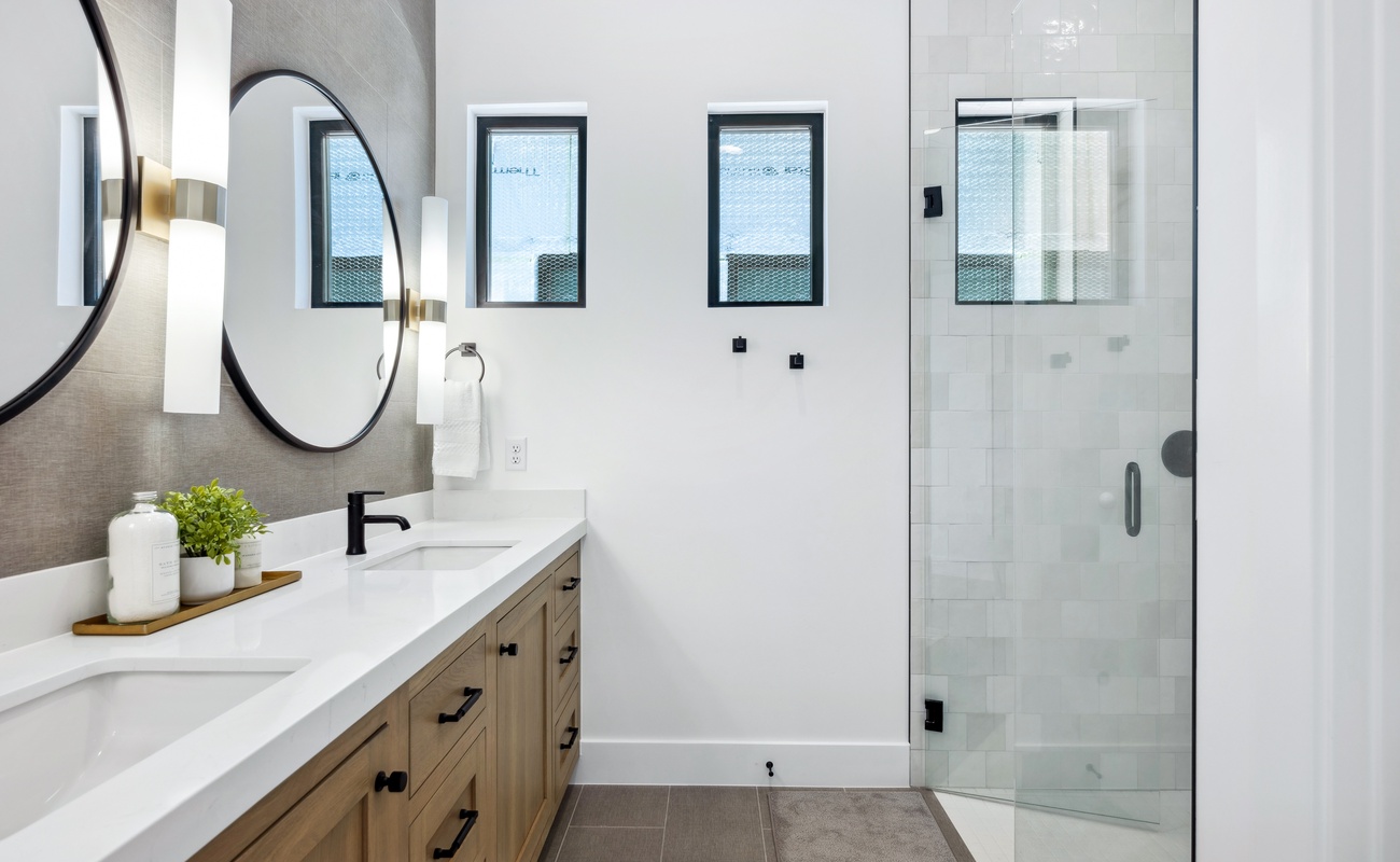 King Bedroom / Attached Bathroom