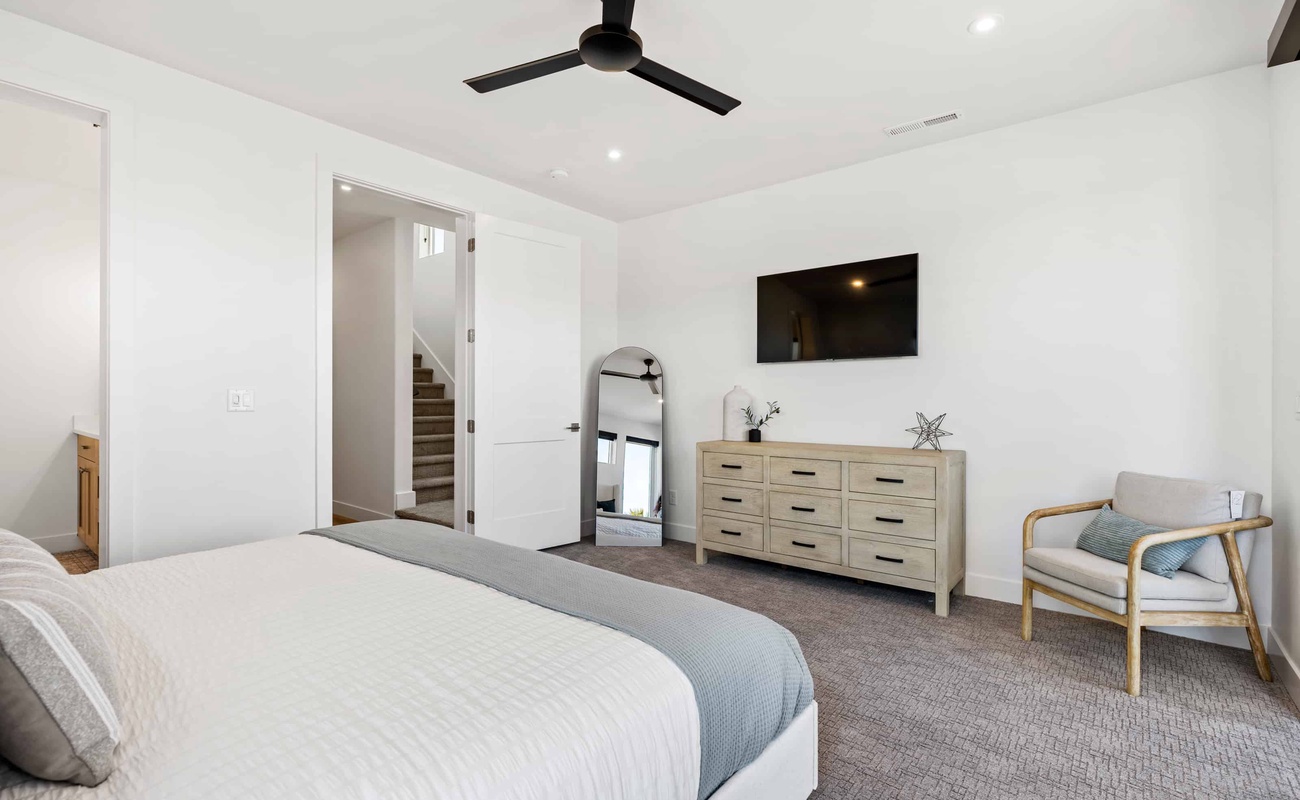 King Bed / Attached Bath