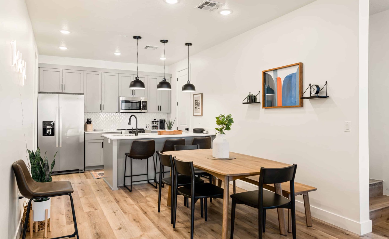 Fully Equipped Kitchen & Dining Table