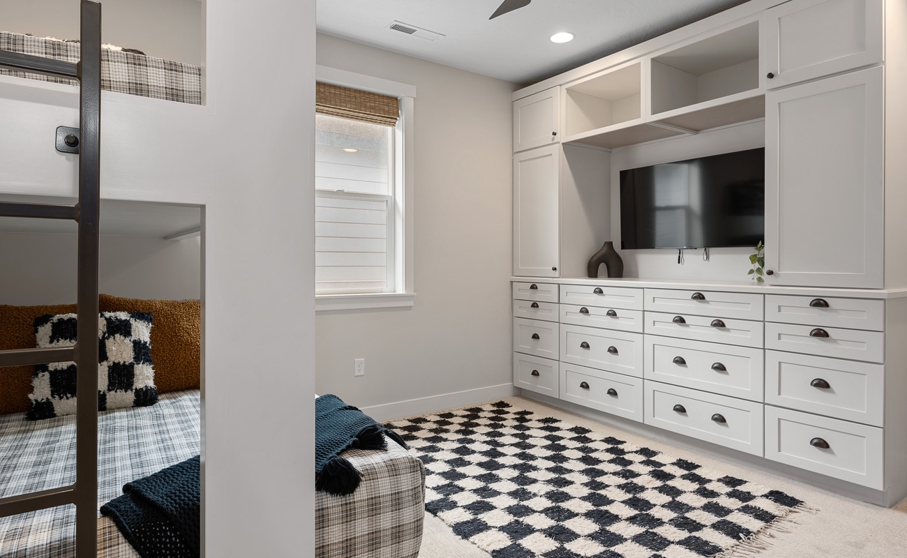 Twin/Queen Bunk Room