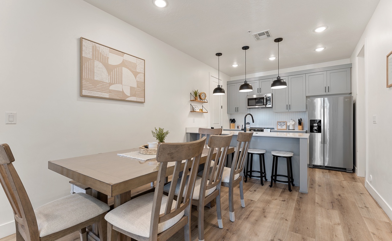 Dining Area & Fully Equipped Kitchen