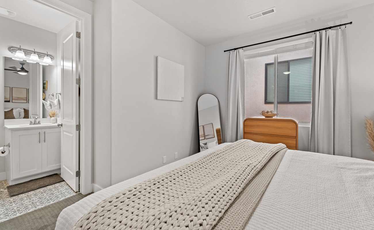 King Bed/Attached Bath