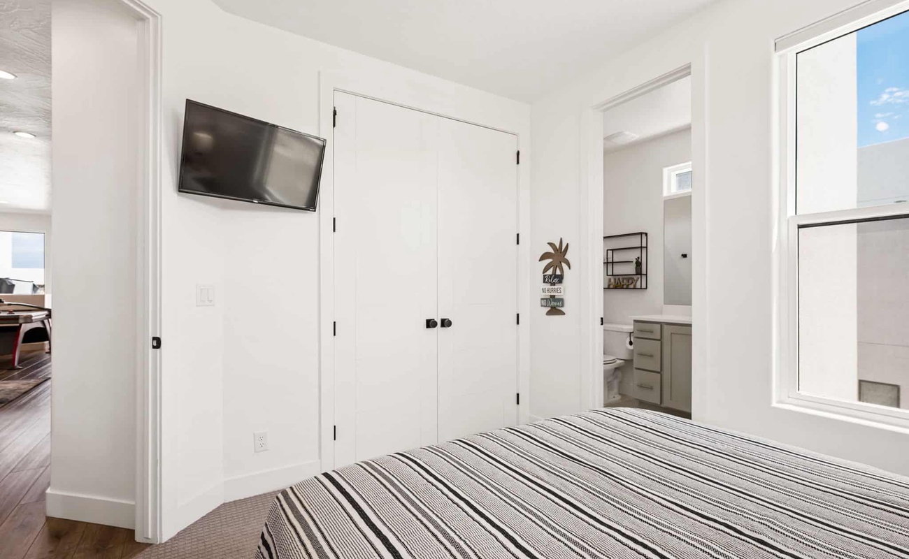 Queen Bedroom / Attached Bathroom