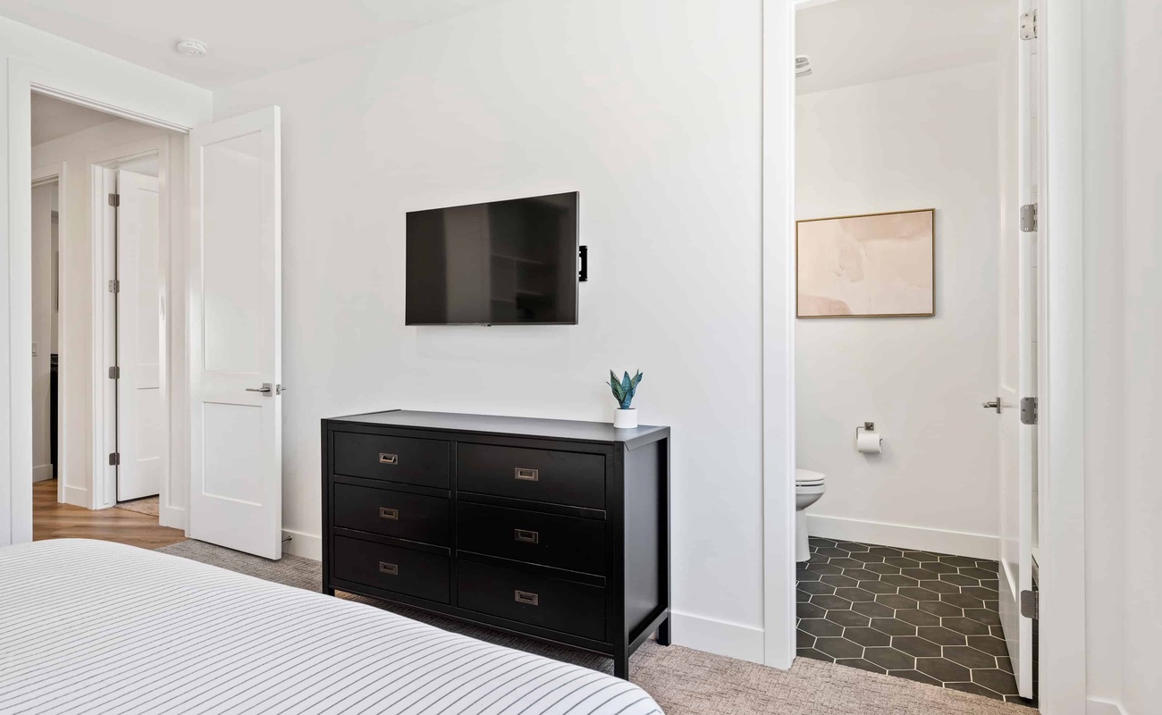 King Bed / Attached Bath