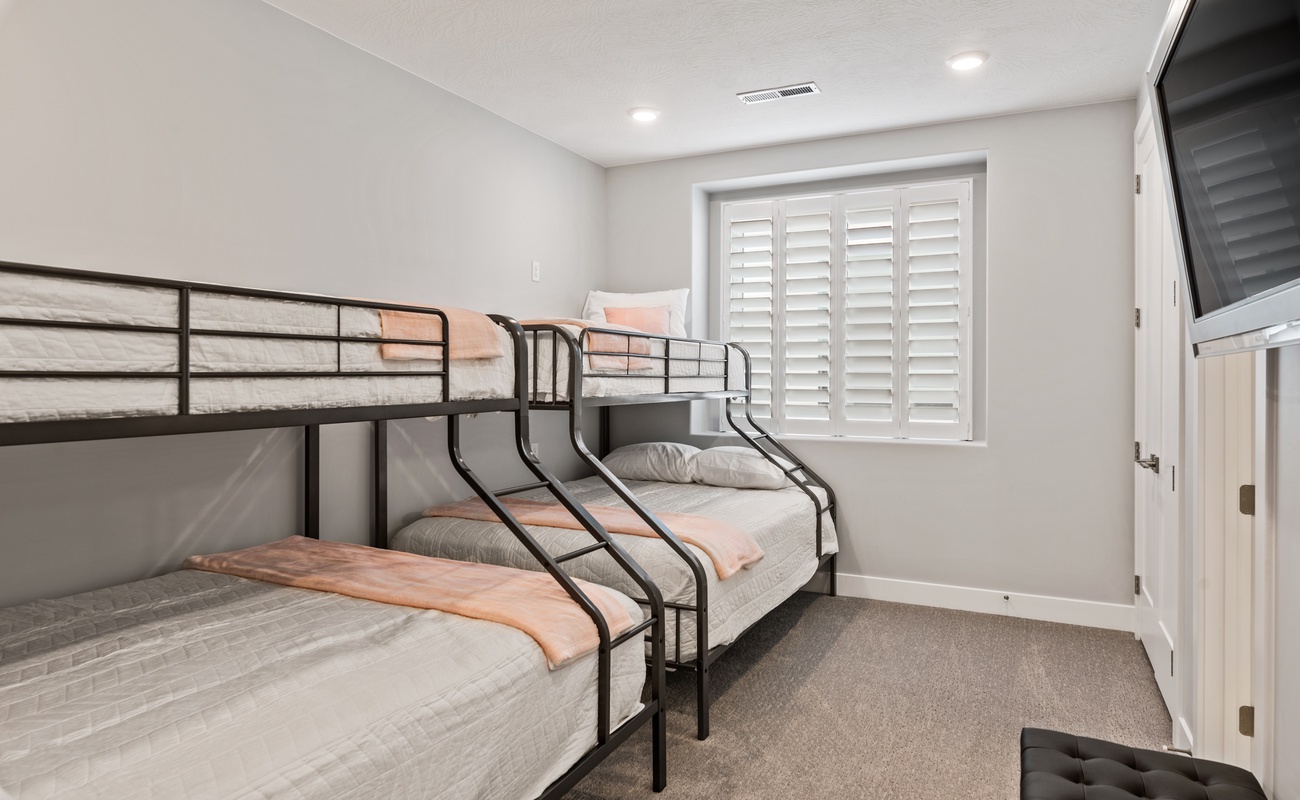 2 Twin over Queen Bedroom