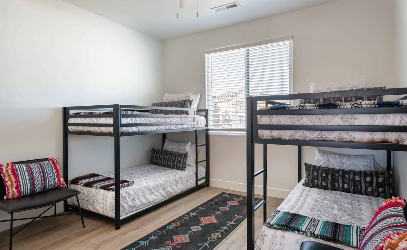 2 Twin/Twin Bunk Room