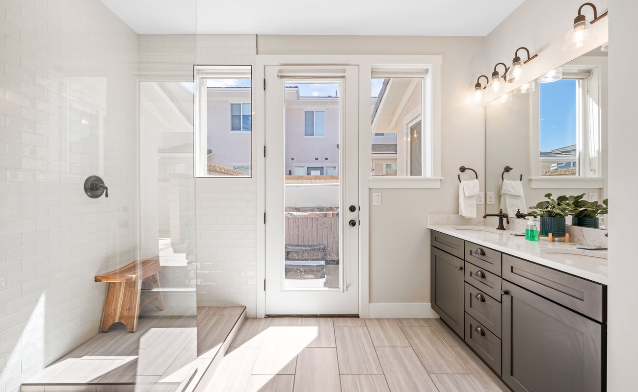 Bathroom/Entrance to Private Hot Tub