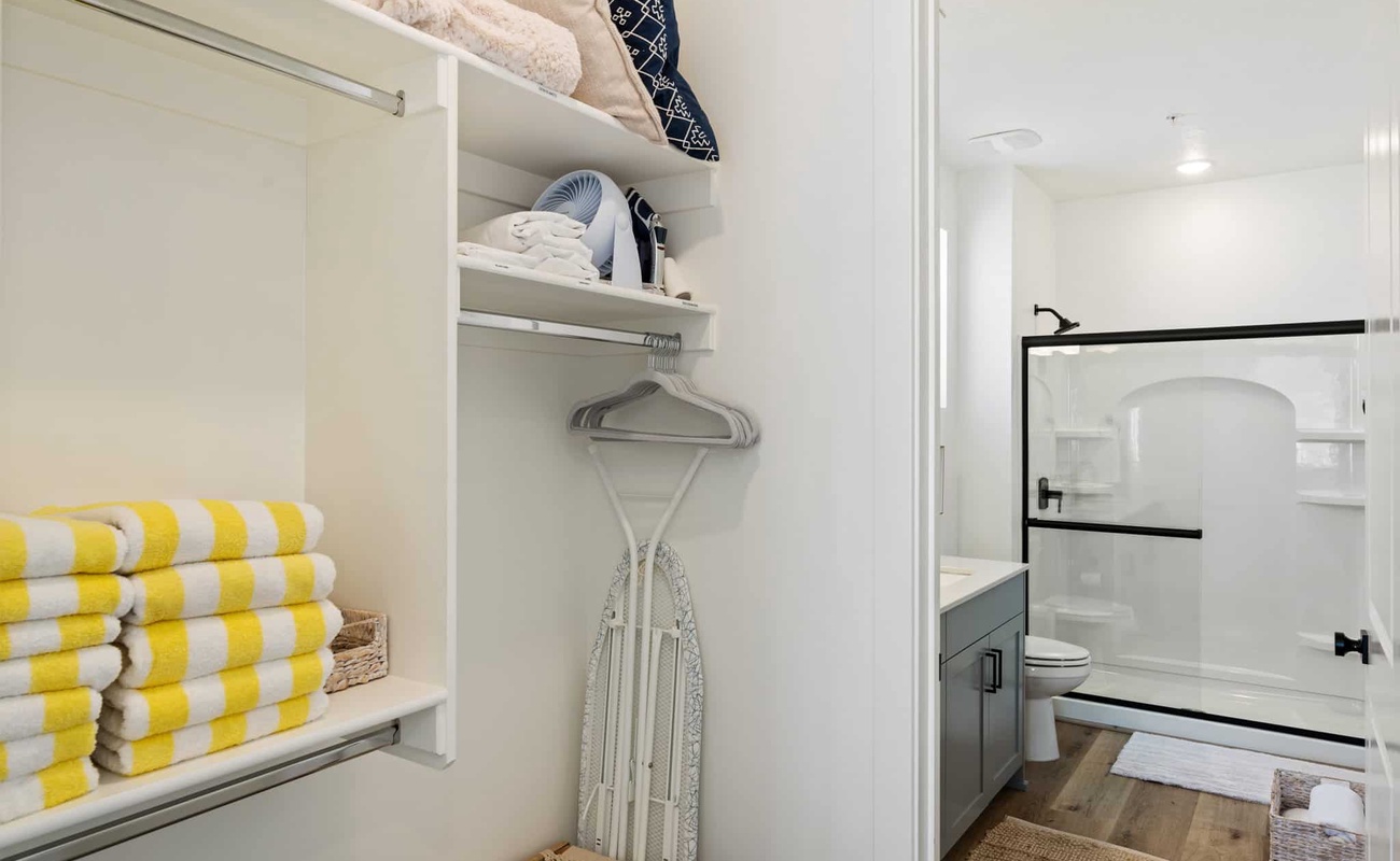 Closet/Bathroom