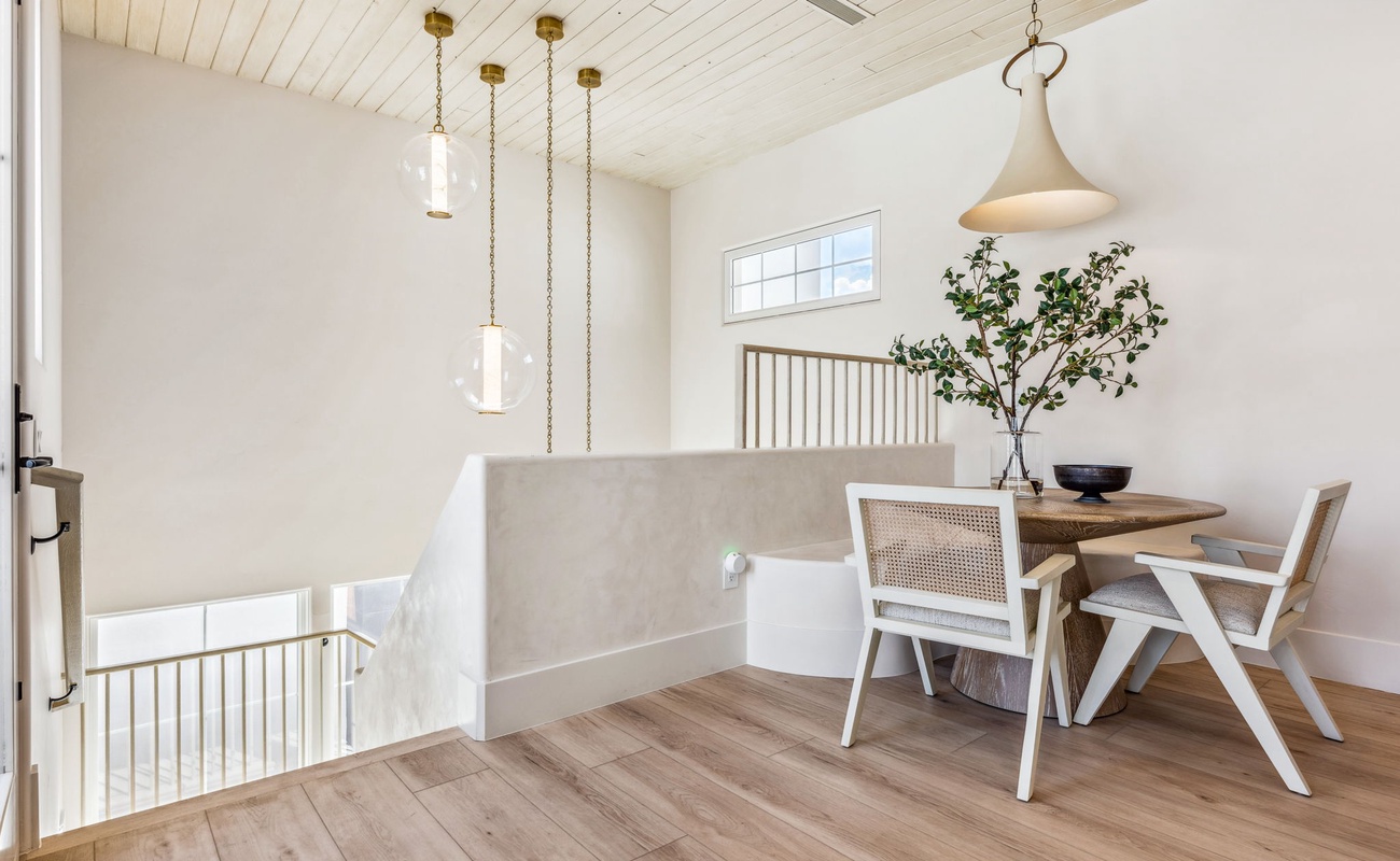 3rd Floor Landing, Table