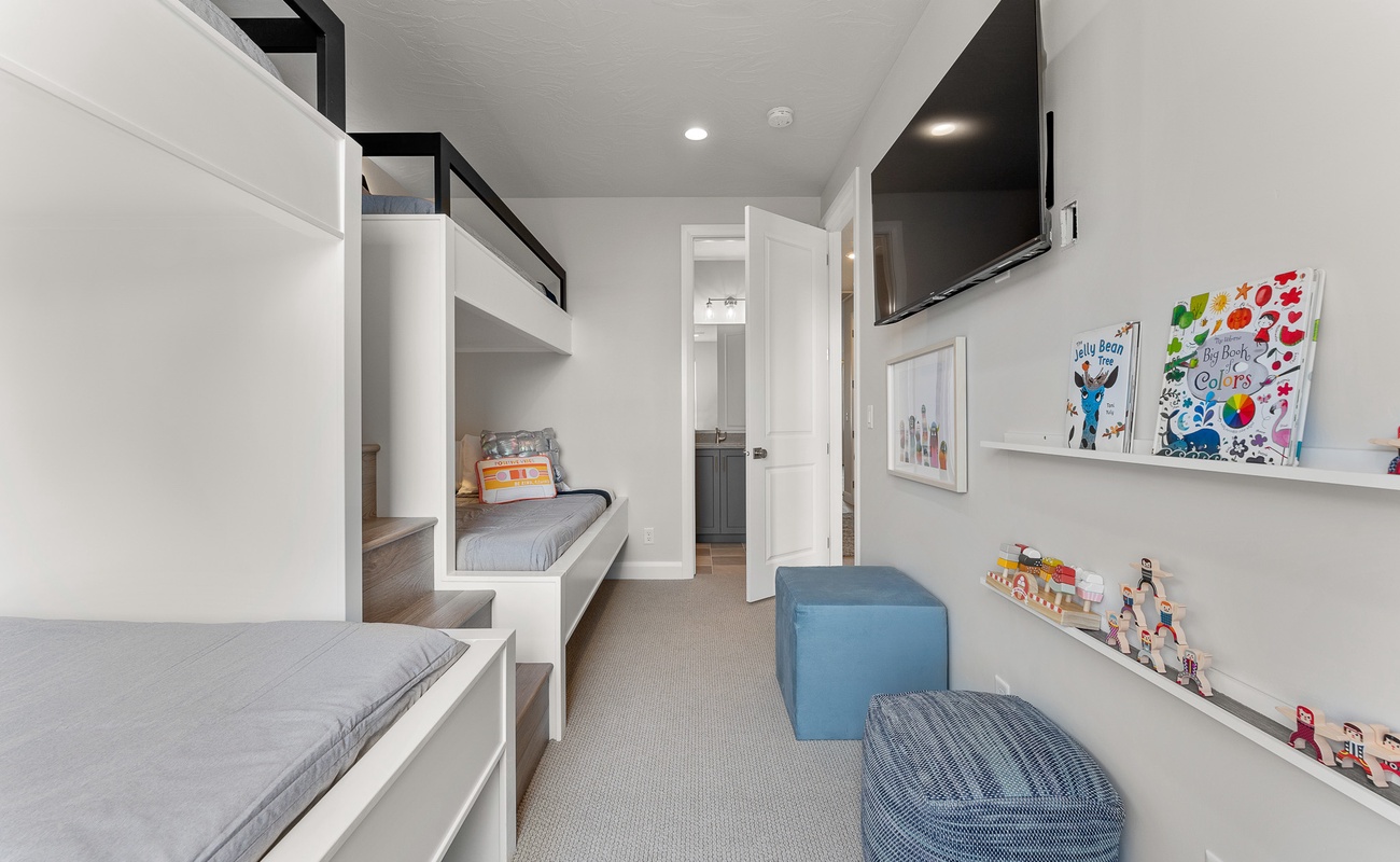 2 F/F Bunks with 2 Twin Trundles