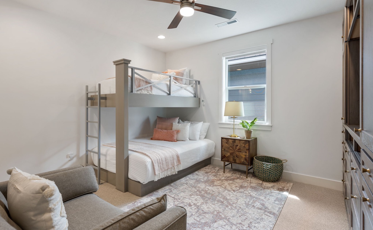 1T/Q, 1T Chair Pull-Out(M) Bunk Room