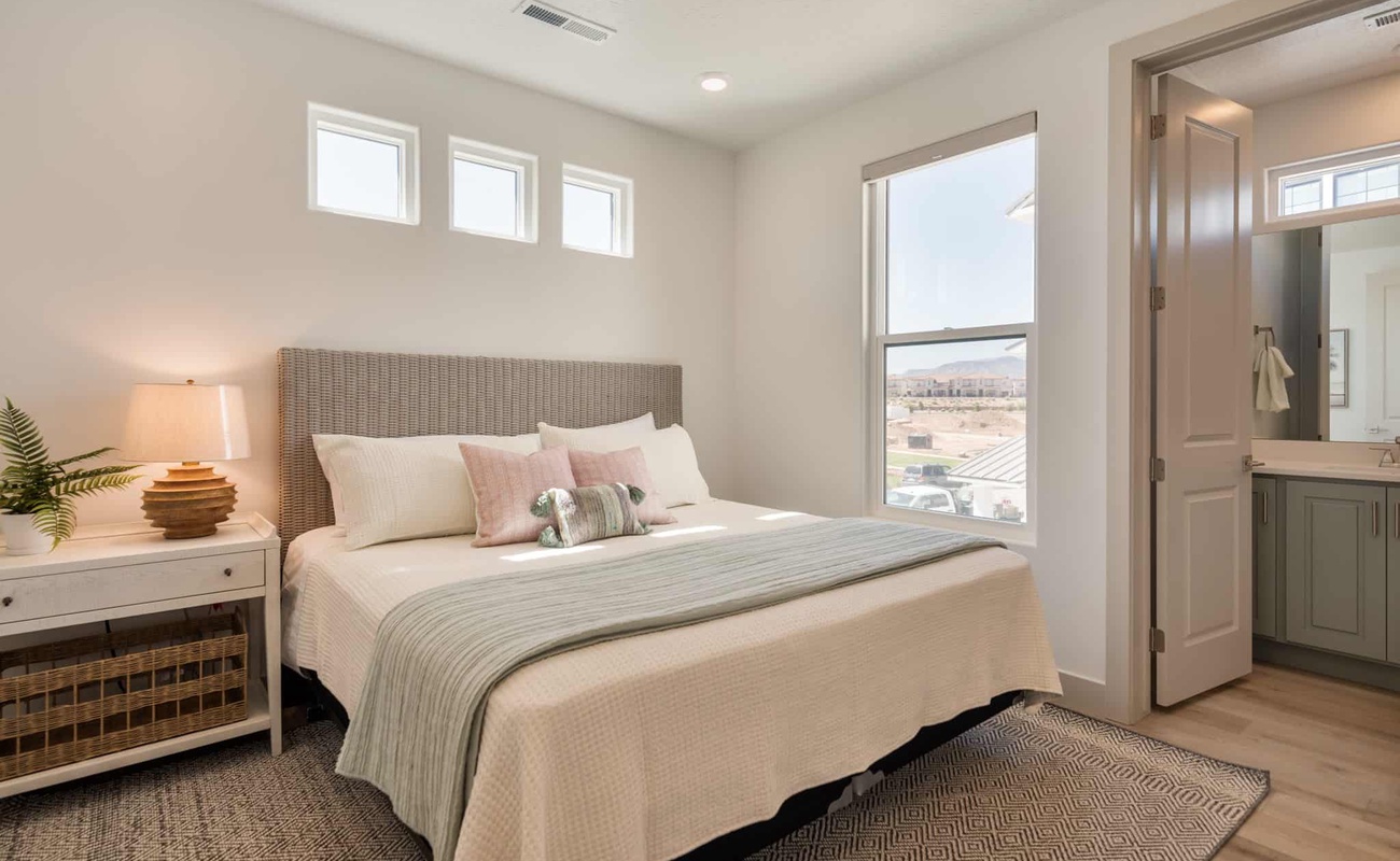 King Bed / Attached Bath