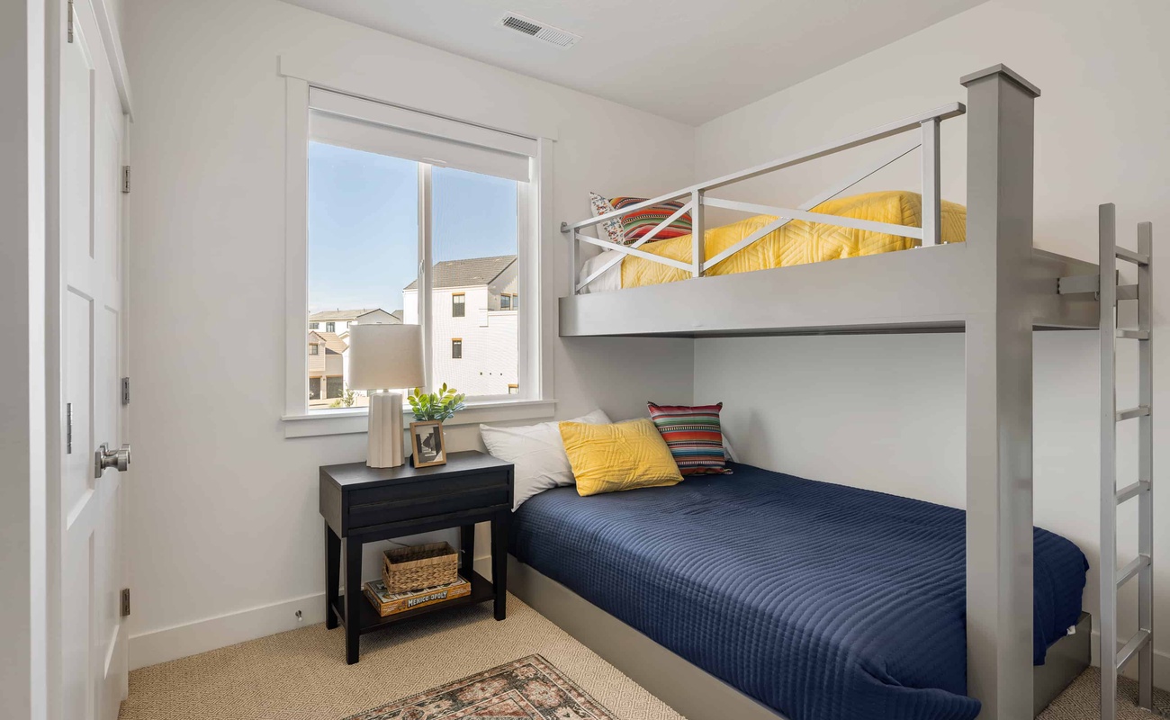 Twin/Queen Bunk Room