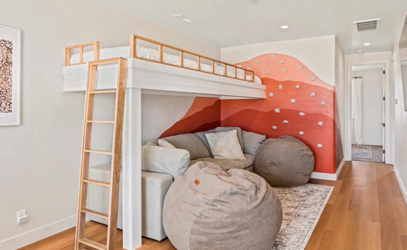 Twin Bunk Room, Love Sacks / Loft