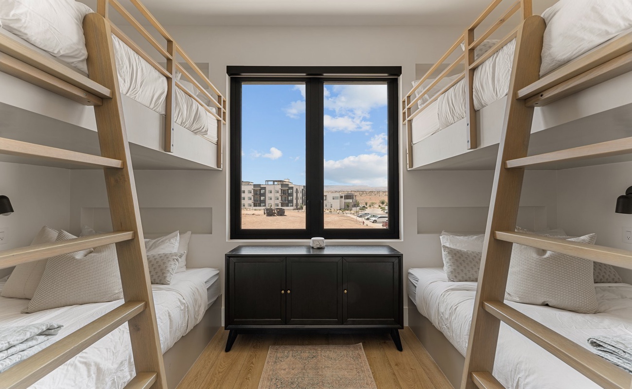 2 Queen/Queen Bunk Beds