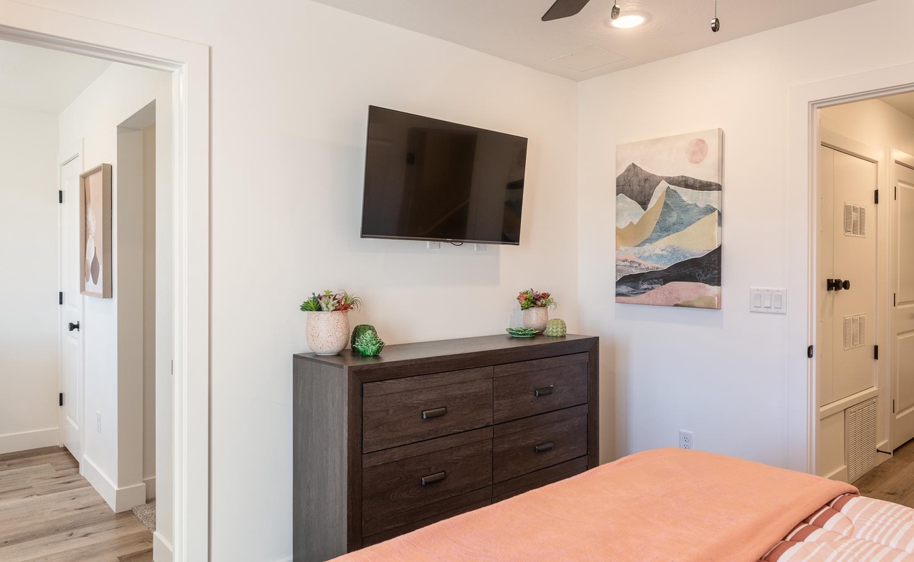 2nd Floor King Master TV