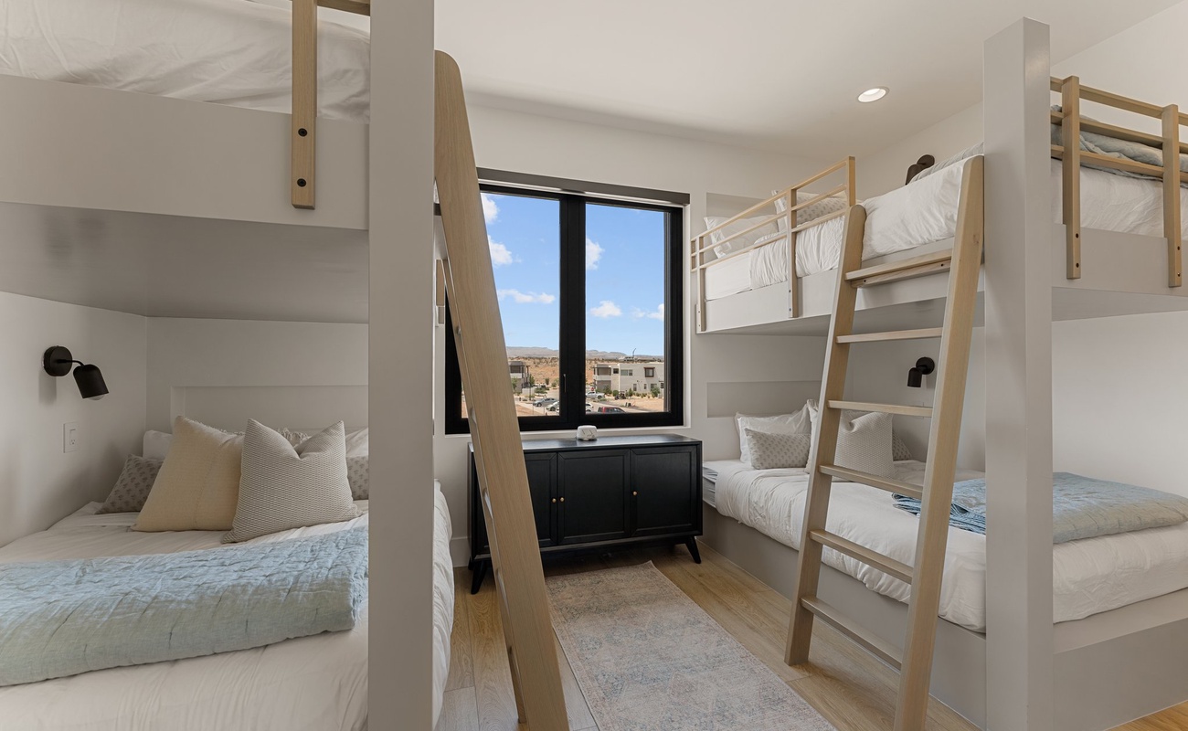 2 Queen/Queen Bunk Beds