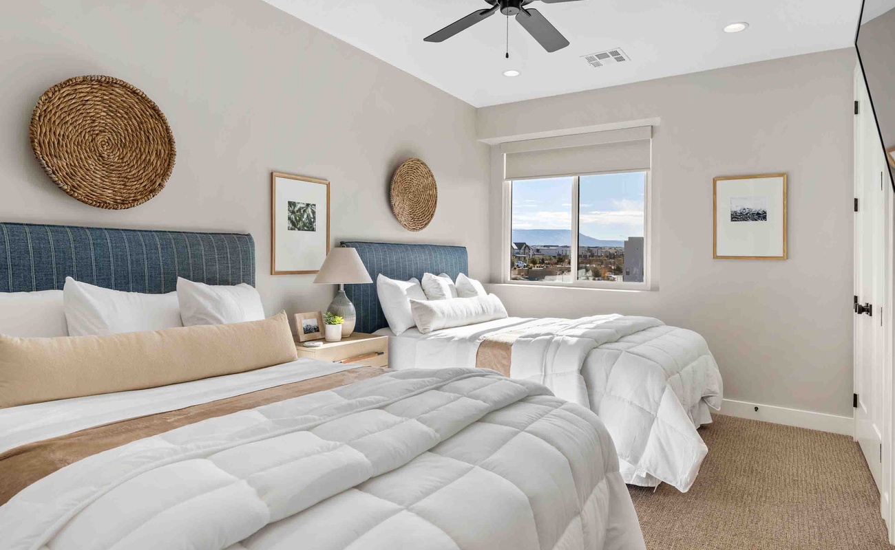 2 Queen Beds / Attached Bath