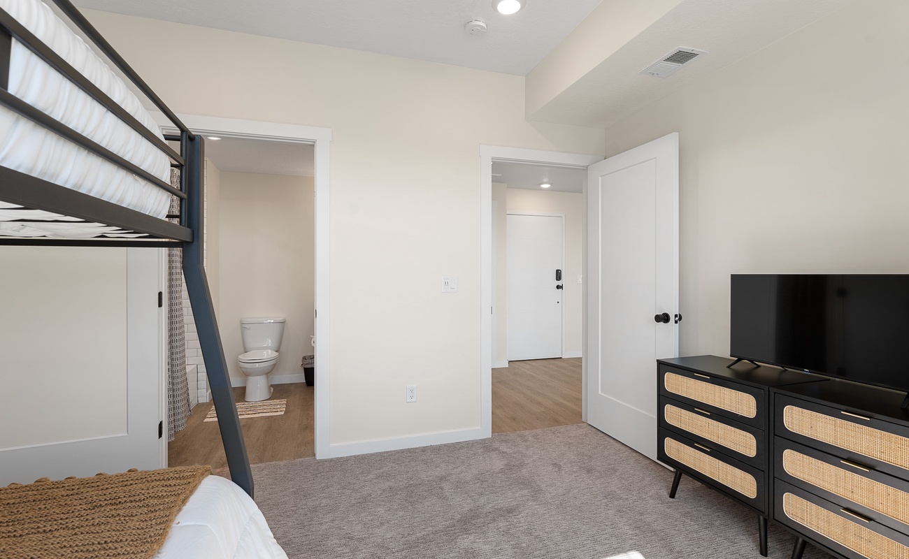 Double/Queen Bunk Room