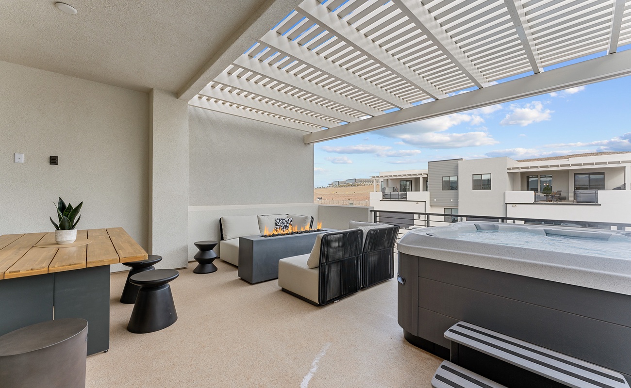 Private Hot Tub, Fire Pit, and Seating
