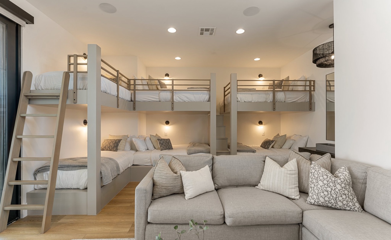 2 Queen/Queen Bunks + Twin/Twin Bunk + Family Room