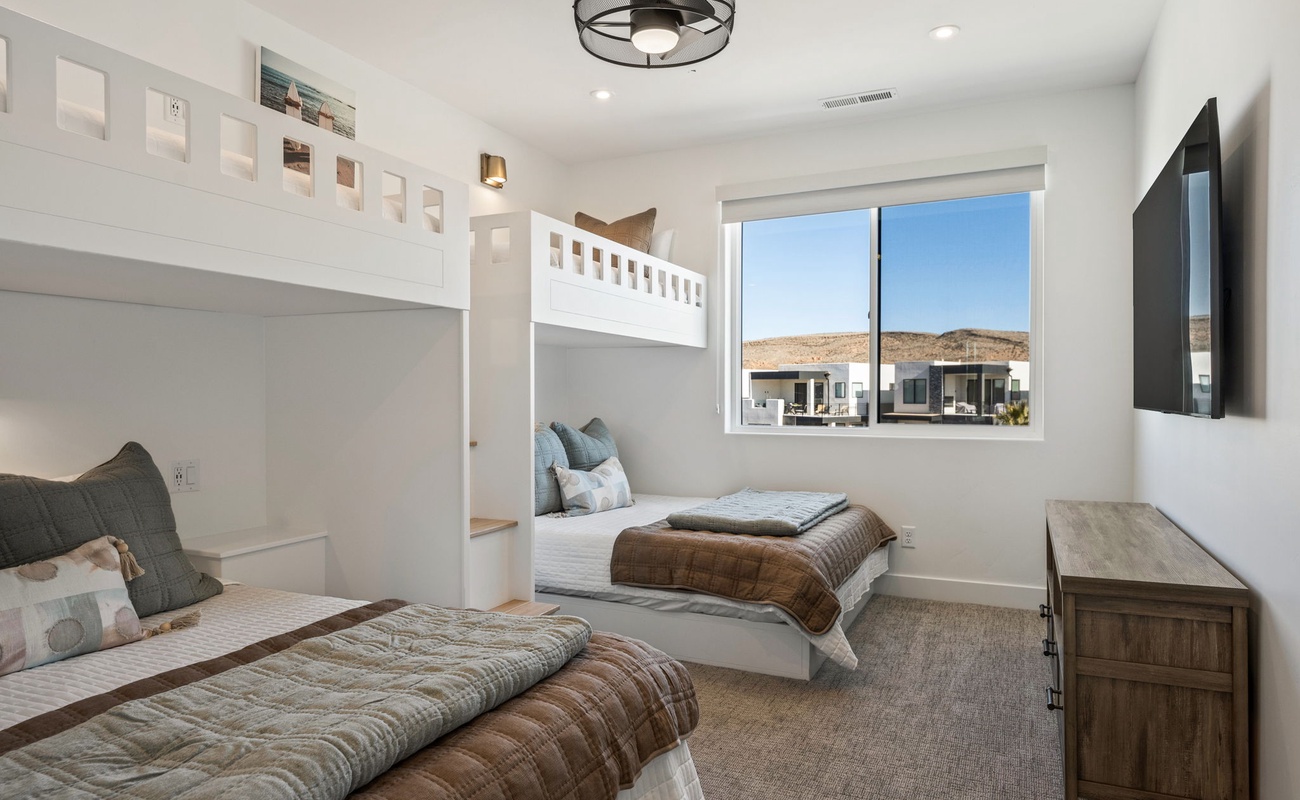 Twin / Queen Bunk Room