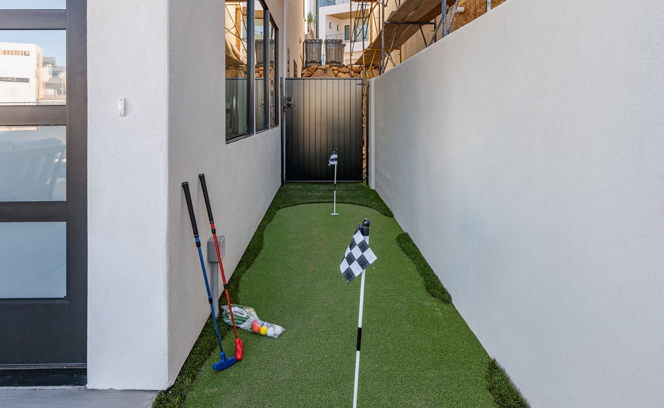 House 1: Putting Green