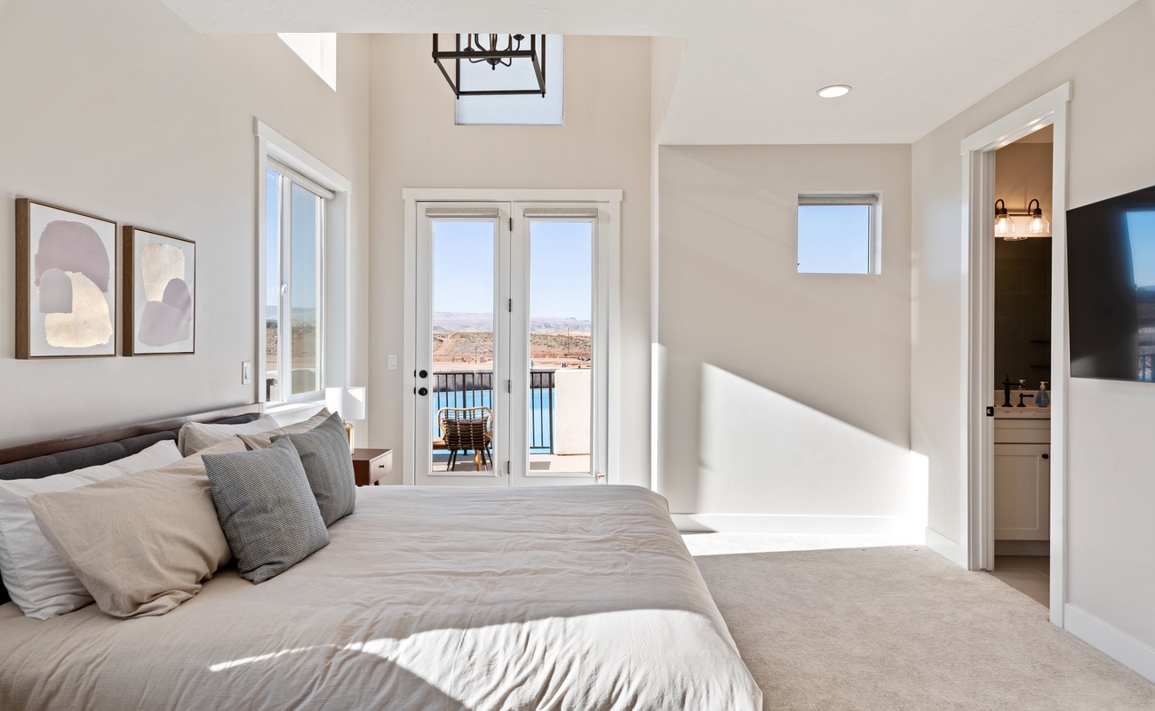 House 1: King Bed/Attached Bath