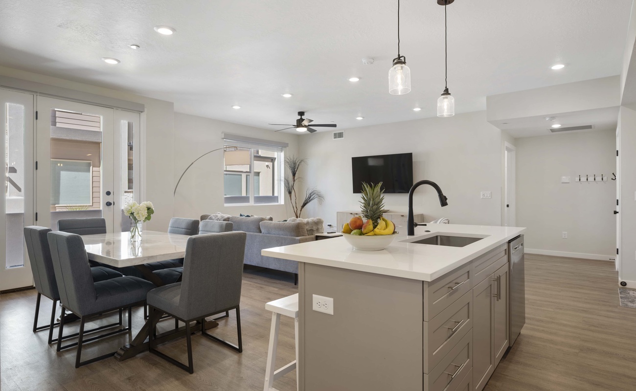 Kitchen Island / Dining Room