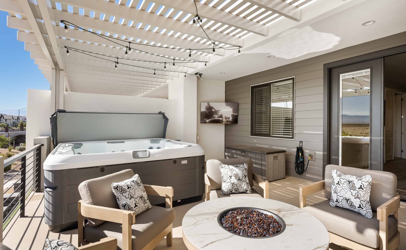 Private Hot Tub, Pergola, Fire Table