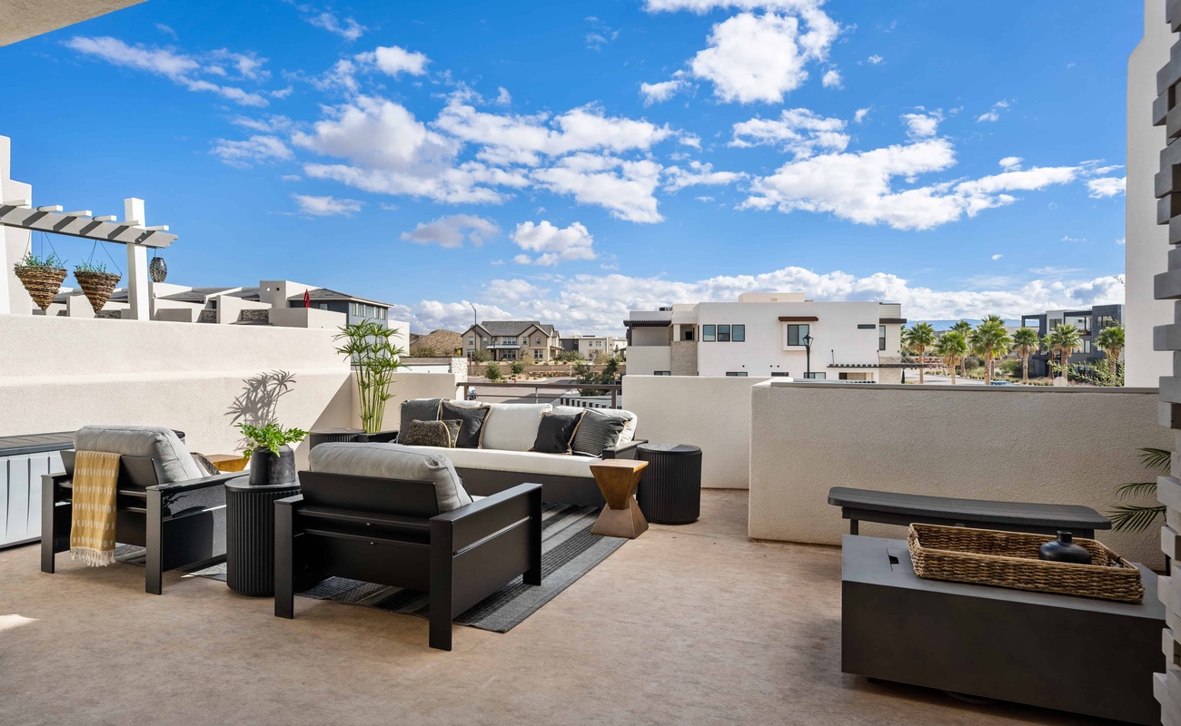 Deck / Patio Seating / Hot Tub
