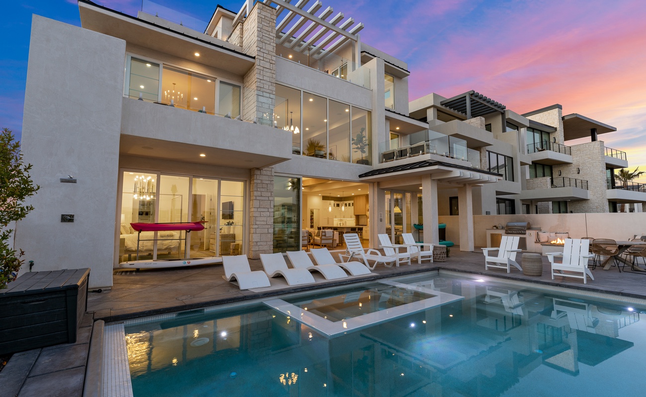 The Beach Front Private Pool & Hot Tub