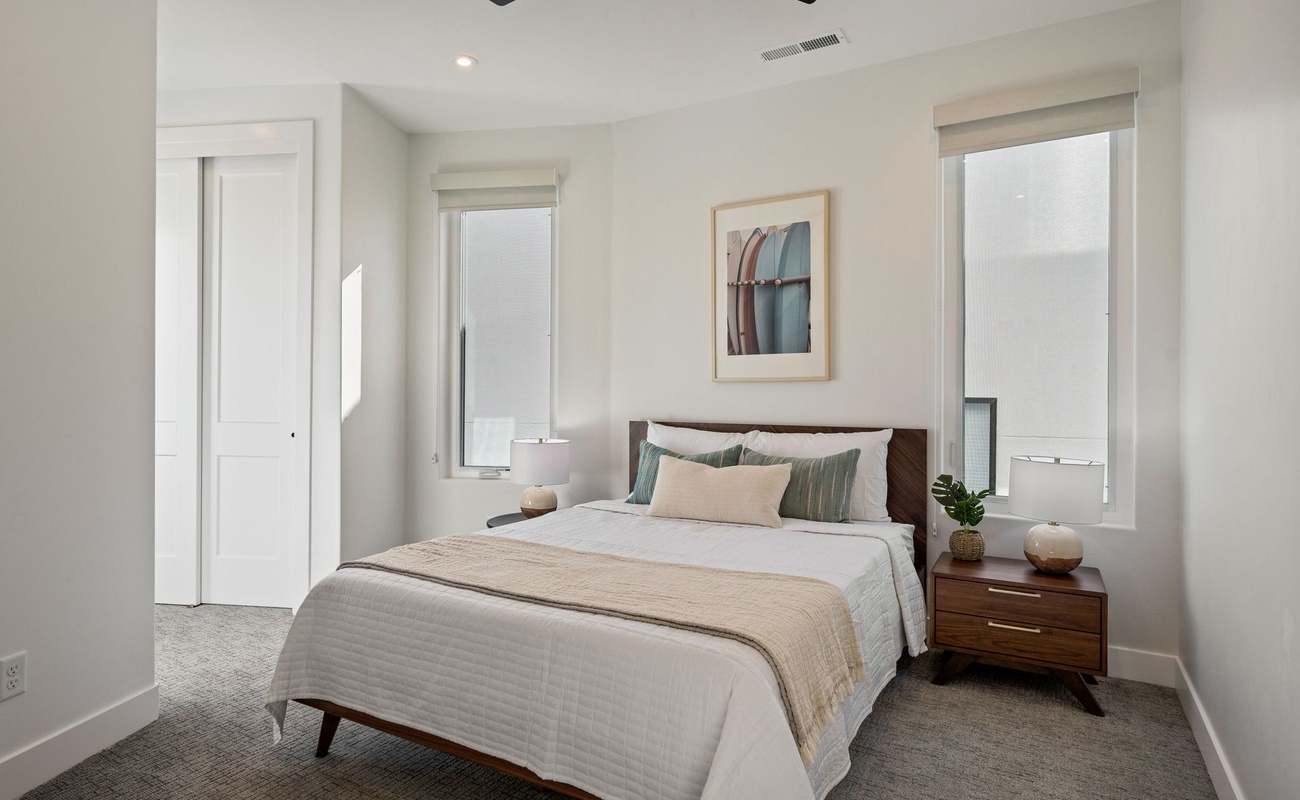 Queen Bed w/ Detached Bath