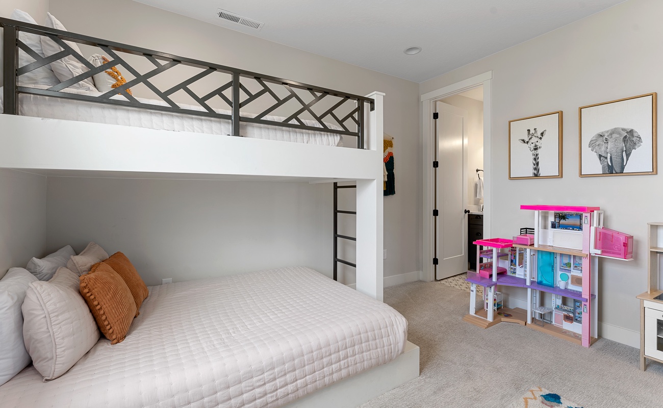 Twin/Queen Bunk Room