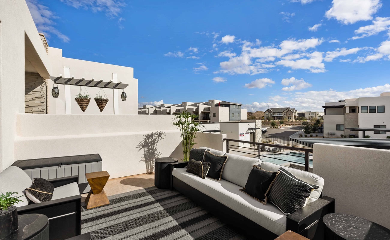 Deck / Patio Seating / Hot Tub