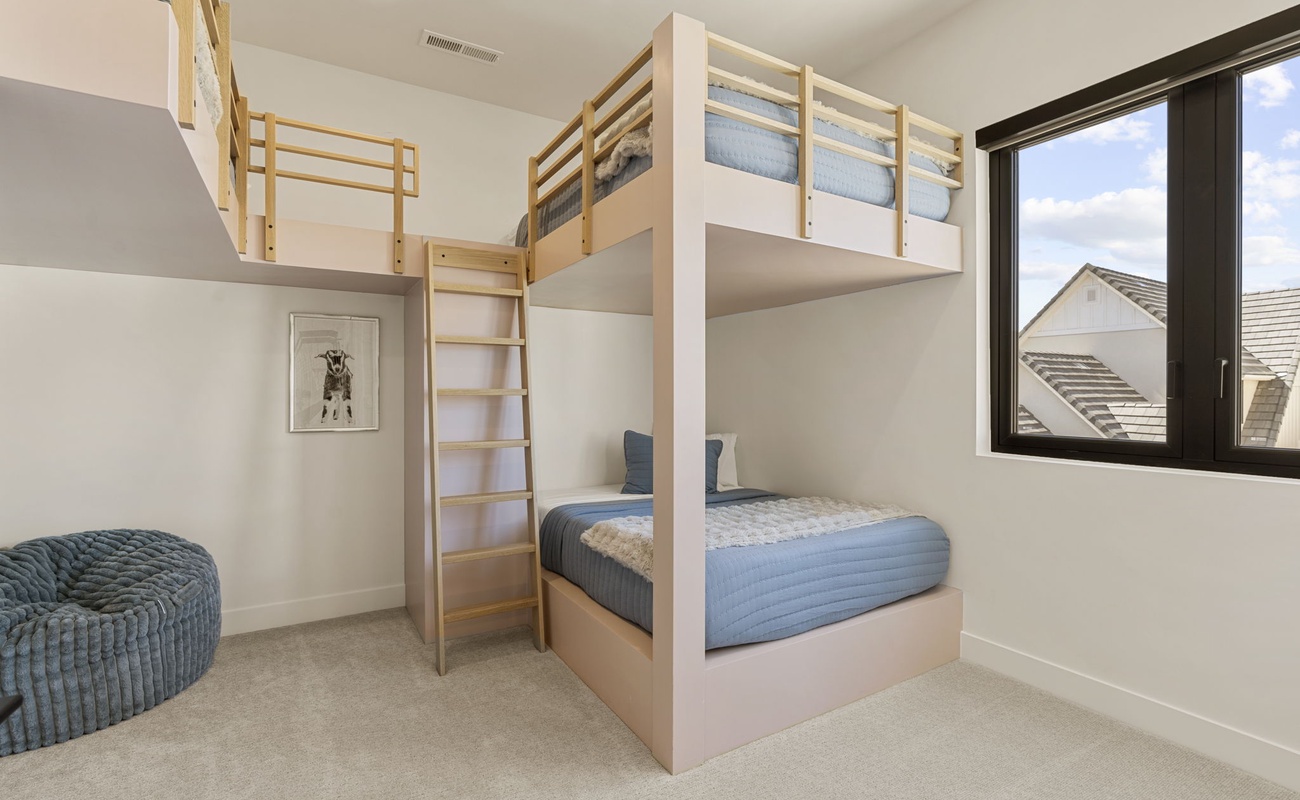 Queen/Queen Bunk + Twin Bed