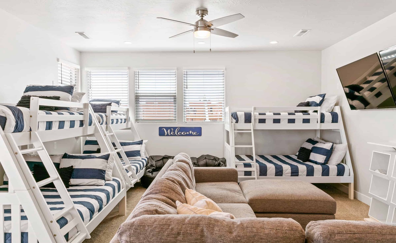 Loft Space with Twin / Full Banks