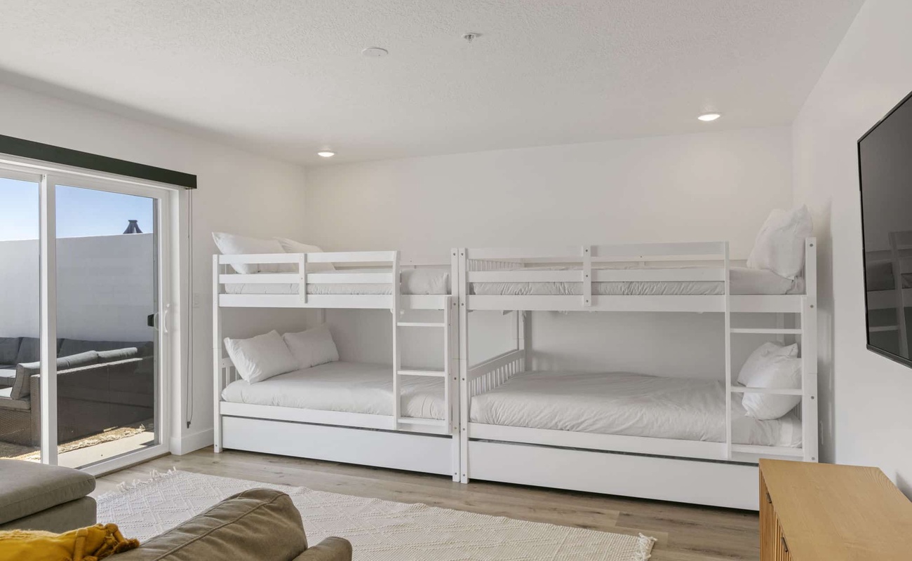 Common Space with 2 Full/Full Bunks with Twin Trundles