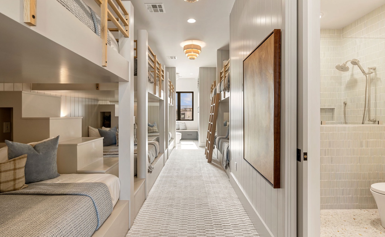 3 Queen/Queen + 2 Twin/Twin Bunks