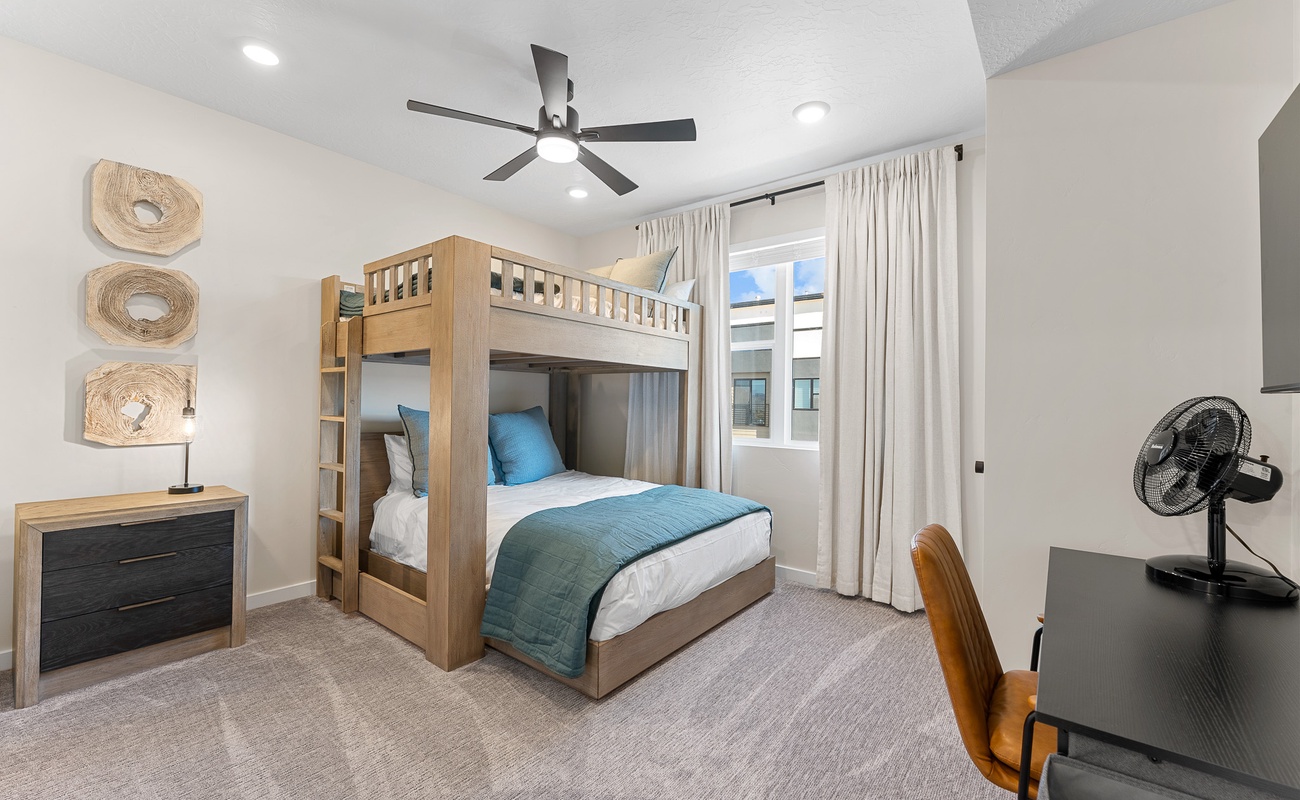 Double of Queen Bunk, Desk