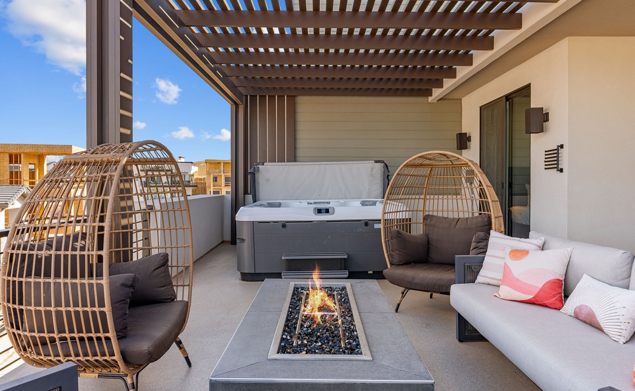 Private Hot Tub + Fire Table