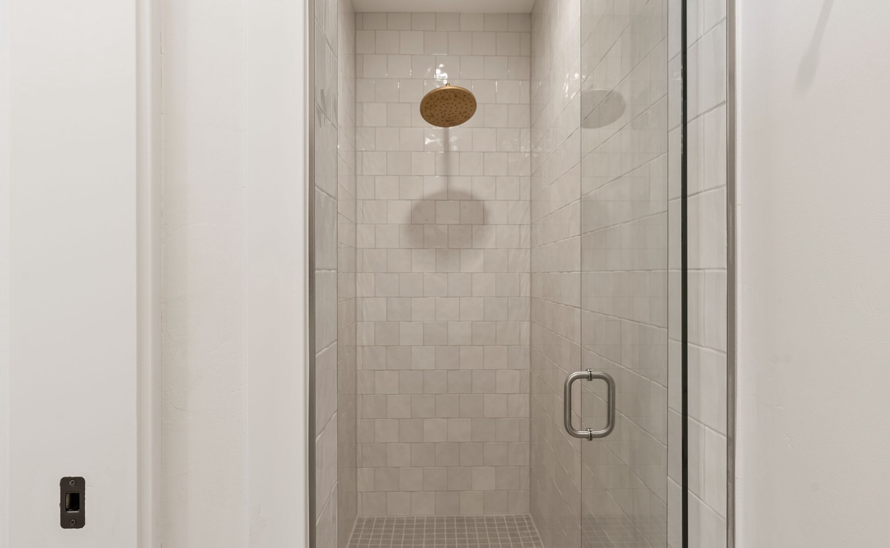 Unit B - Bathroom 
