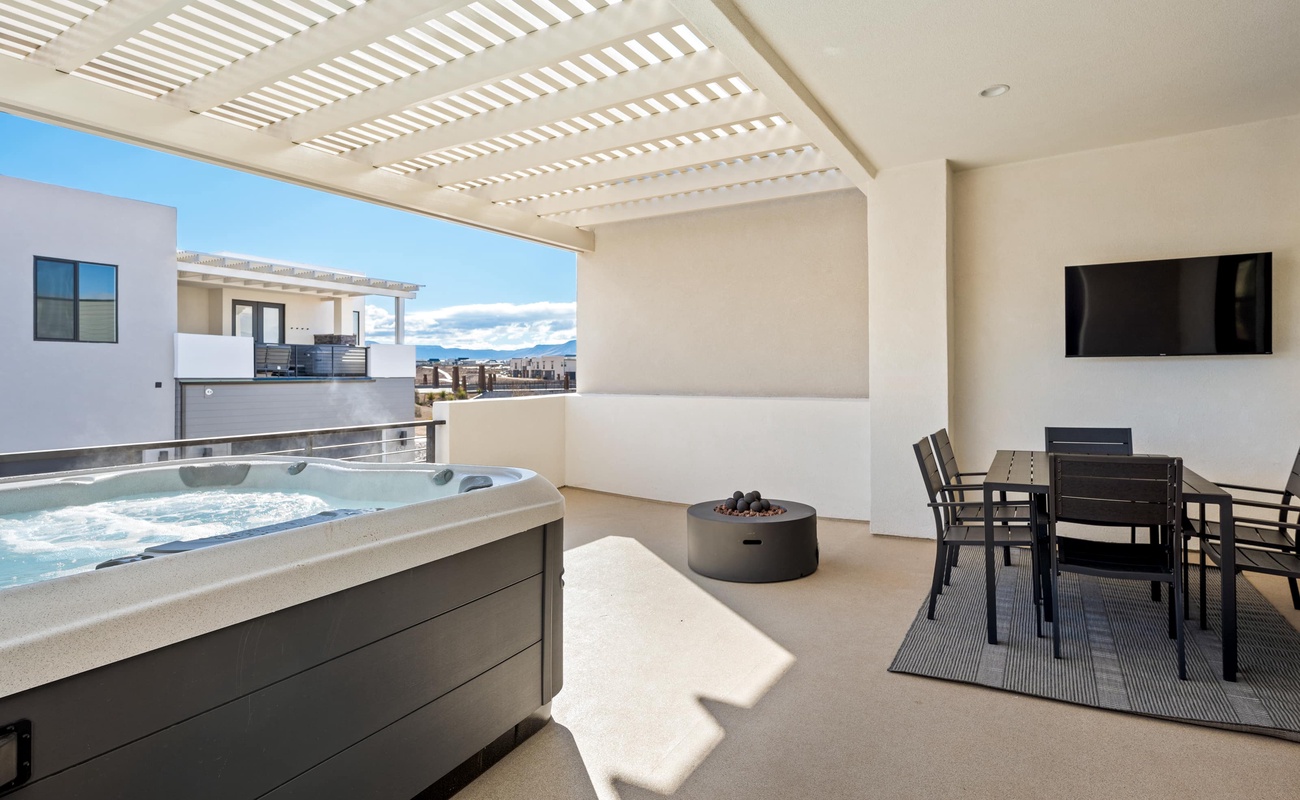 Outdoor Patio, TV, Fire Pit, Private Hot Tub
