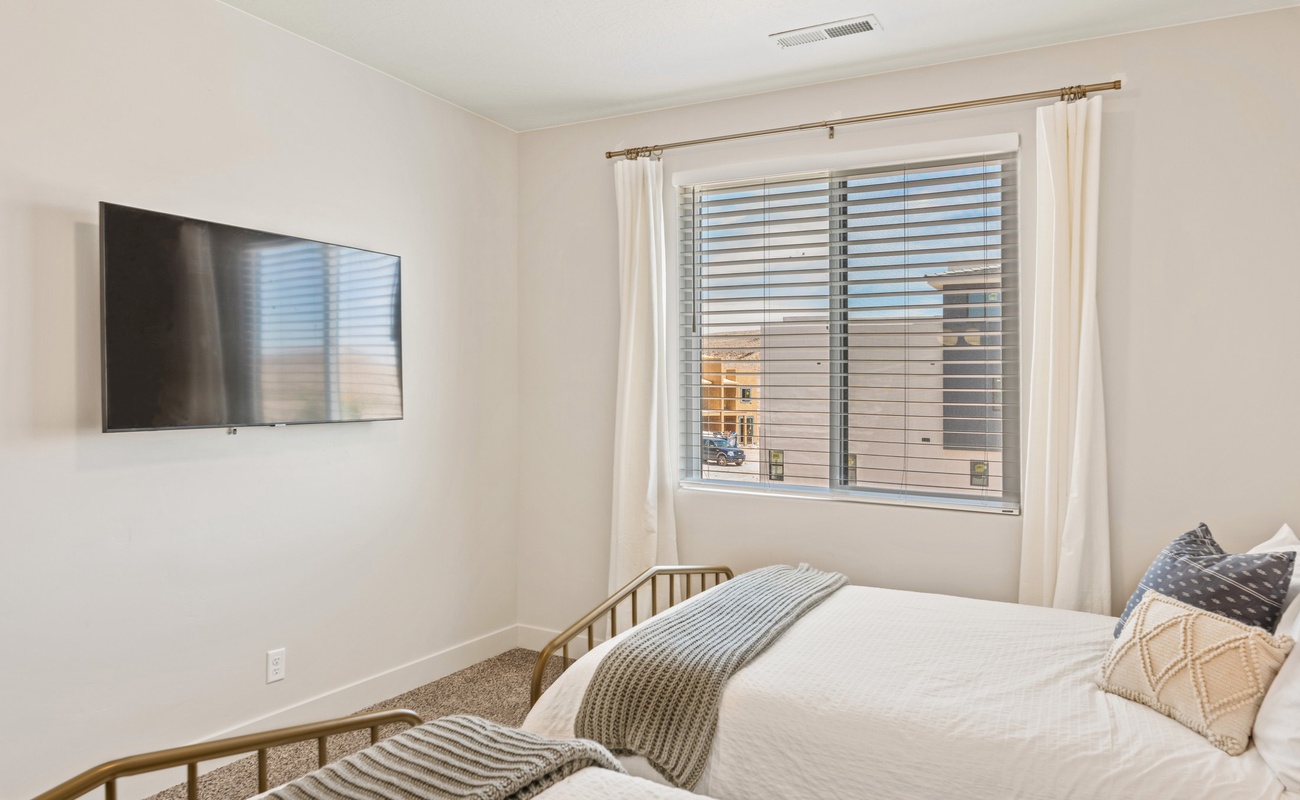 Bedroom with 2 Fulls