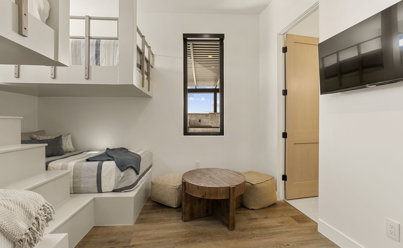 Unit B - Queen/Queen + Twin/Twin Bunks