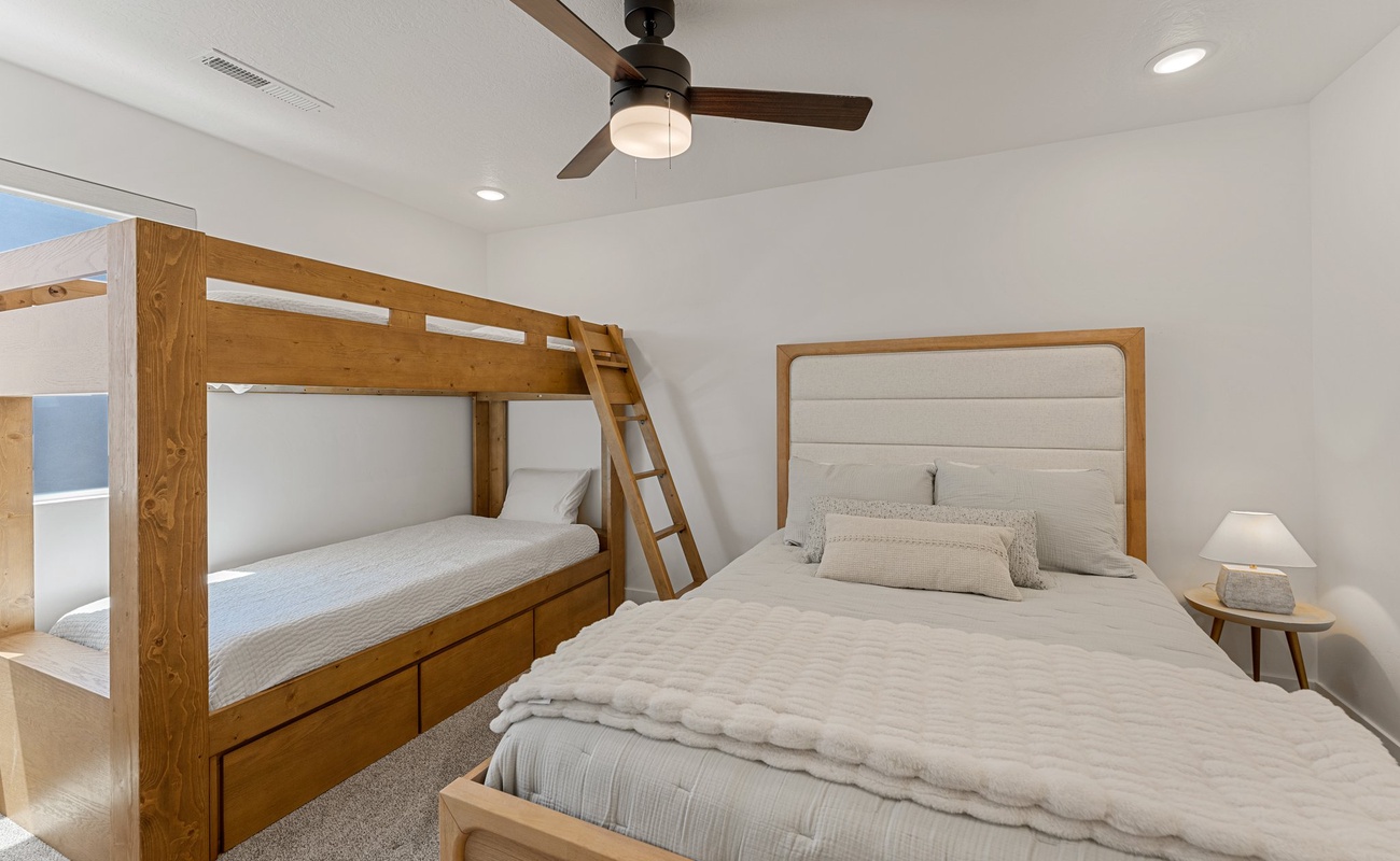Queen Bed + Twin/Twin Bunk